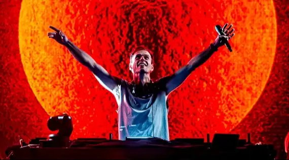 Escute a nova música, "Sun Shines On Me (with Glockenbach)", com letra e tradução!