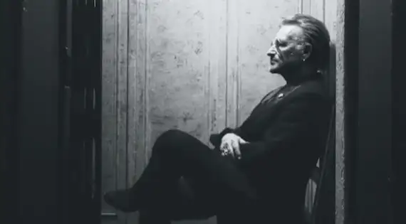 Ouça a versão solo para "The Showman", com a letra e a tradução!