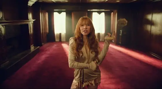 A cantora lançou o clipe de "Versailles". Ouça com letra e tradução!