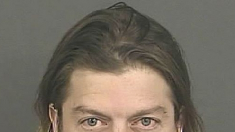 Vocalista do Puddle Of Mudd é preso por brincar em esteira de bagagens de aeroporto