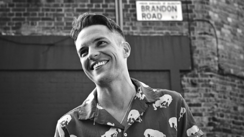 Brandon Flowers faz cover de "Don't Change", clássico do INXS