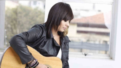 Conheça Deborah Liarth e confira seu novo clipe, "És Meu Brilho"