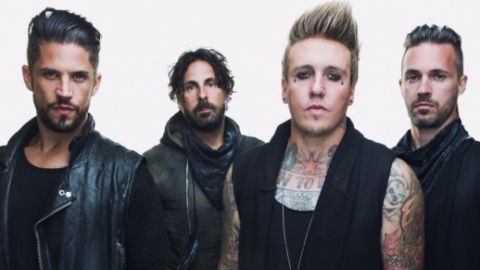 Assista ao clipe de "Falling Apart", do Papa Roach