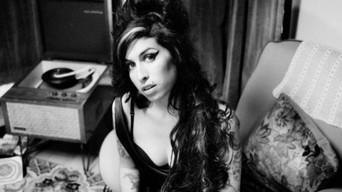 Escute as versões originais de canções que Amy Winehouse regravou