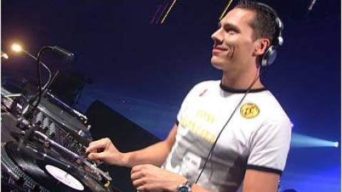 Tiësto libera clipe de "Work Hard, Play Hard"  gravado por celulares de fãs durante a turnê