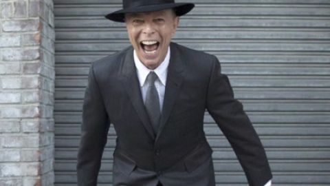 David Bowie substitui a si mesmo no topo da parada britânica