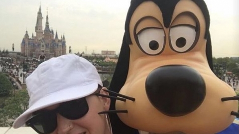 Katy Perry curtindo passeio na Disney de Xangai e mais nas Imagens da Semana