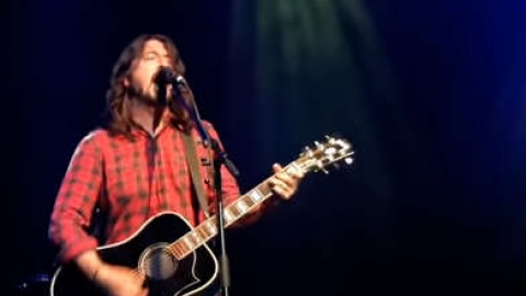 Ouça "The Sky is A Neighborhood", inédita dos Foo Fighters tocada em show beneficente