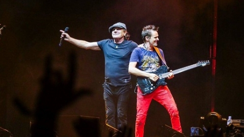 Muse libera vídeo da banda tocando "Back In Black", em homenagem a Malcolm Young