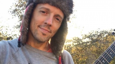 Jason Mraz participa da nova canção do veterano Alan Parsons. Ouça "Miracle"!