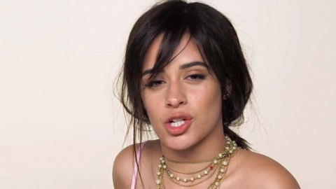 Camila Cabello canta músicas de Justin Bieber, Khalid e mais no "Song Association" da Elle. Veja!