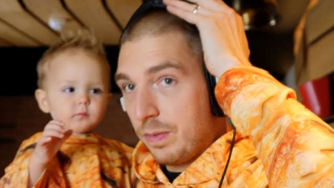 Pelo segundo ano, YouTuber canta sobre enroladinhos de salsicha e tem o nº1 do natal