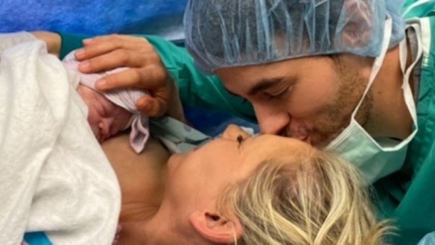 Enrique Iglesias e Anna Kournikova celebram a chegada de filho caçula: "Meu raio de sol"