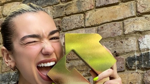 Uma semana depois de sair, "Future Nostalgia" de Dua Lipa chega ao topo da parada britânica