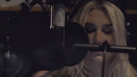 Kesha regrava um dos clássicos do T Rex. Ouça a versão dela para  "Children of the Revolution"!