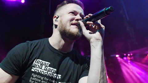 Dan Reynolds , do Imagine Dragons, se une a Tom Morello e outros artistas em "Stand Up"