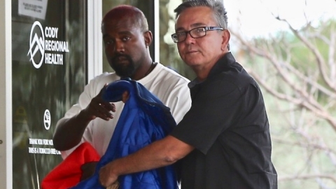 Kanye West recebe tratamento médico após crise de ansiedade, diz site