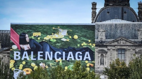 Cardi B estampando o Louvre em campanha da Balenciaga e muito mais nas imagens da semana