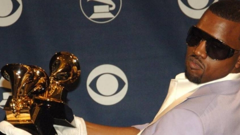 Kanye West posta vídeo urinando em estatueta do Grammy em protesto contra gravadoras