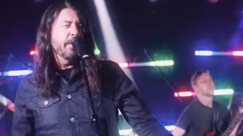 Foo Fighters caem na discoteca em cover de "You Should Be Dancing" dos Bee Gees. Veja o clipe!