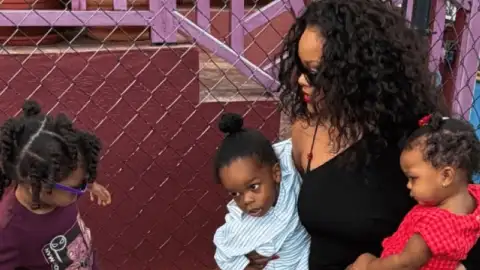 Rihanna leva os três filhos à rua da infância em Barbados que hoje tem seu nome