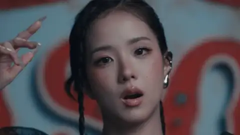 JISOO lança "CLICK" com clipe de terror. Ouça com letra e tradução