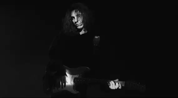 Ouça a nova música, "KISS ME", com letra e tradução!