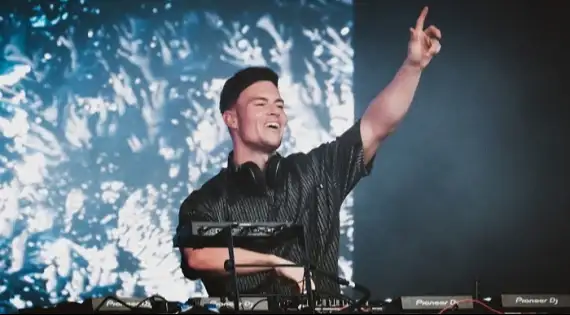 Ouça a nova música, "Devotion (Sweetest Emotion) (feat. RAHH)", com letra e tradução!