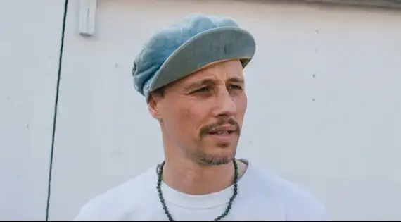 Ouça a nova música, "Summer Of Love", com letra e tradução!