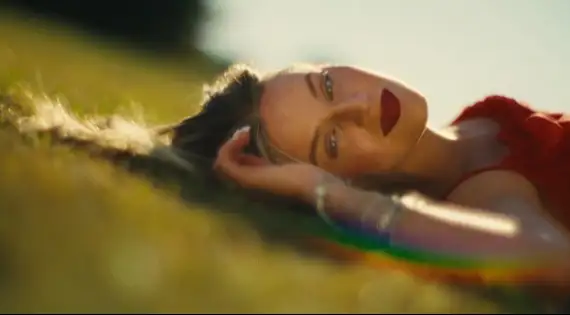 Veja o clipe da nova música, "I Sit In Parks", com a letra e a tradução!