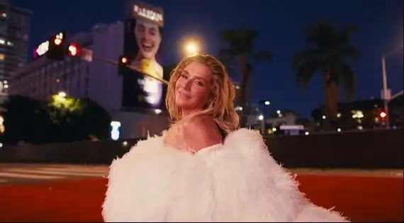 Veja o novo clipe, "Red Flag.", com a letra e a tradução!