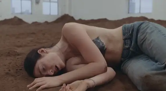 Veja o clipe da nova música, "Man Of The Year", com a letra e a tradução!