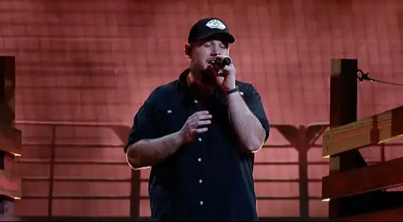 Ouça a nova música, "Sleepless In A Hotel Room", com letra e tradução!