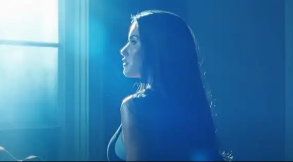 Assista ao clipe da nova música, "yes baby", com a letra e a tradução!