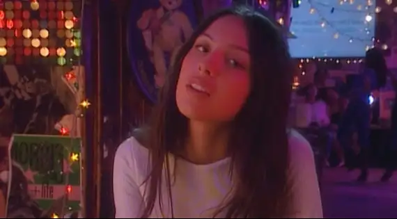 Veja o clipe da nova música, "drop dead", com a letra e a tradução!