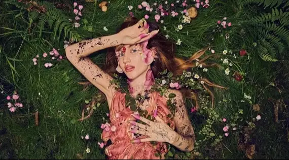 Ouça a nova música, "Out Loud", com letra e tradução!