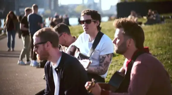 Assista ao clipe da nova música, "Family Out Of Friends", com a letra e a tradução!