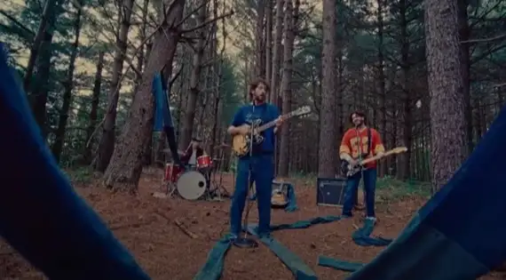 Assista ao novo clipe da banda, "Baggy Jeans", com a letra e a tradução!
